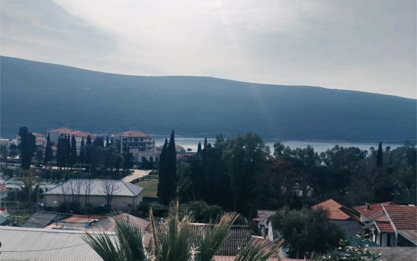 Kumbor – one-bedroom apartment with sea views and a parking space