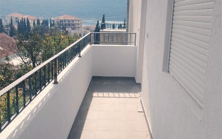 Kumbor – one-bedroom apartment with sea views and a parking space