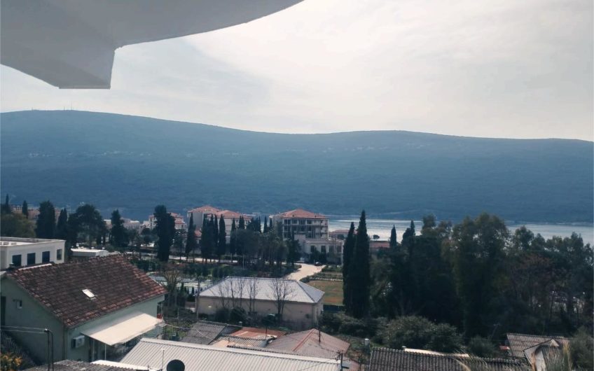Kumbor – one-bedroom apartment with sea views and a parking space