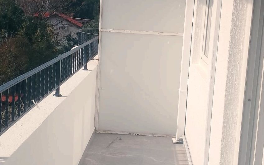 Kumbor – one-bedroom apartment with sea views and a parking space
