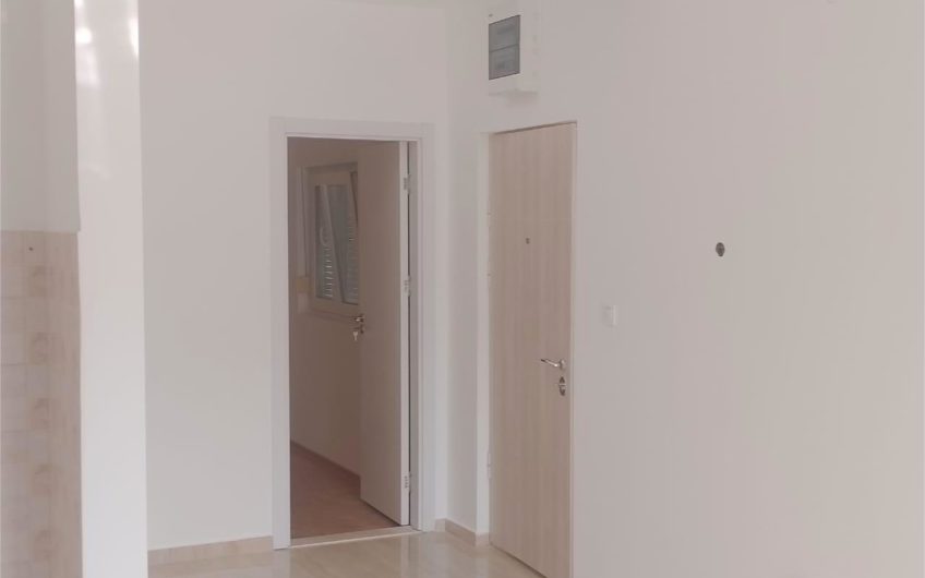 Kumbor – one-bedroom apartment with sea views and a parking space