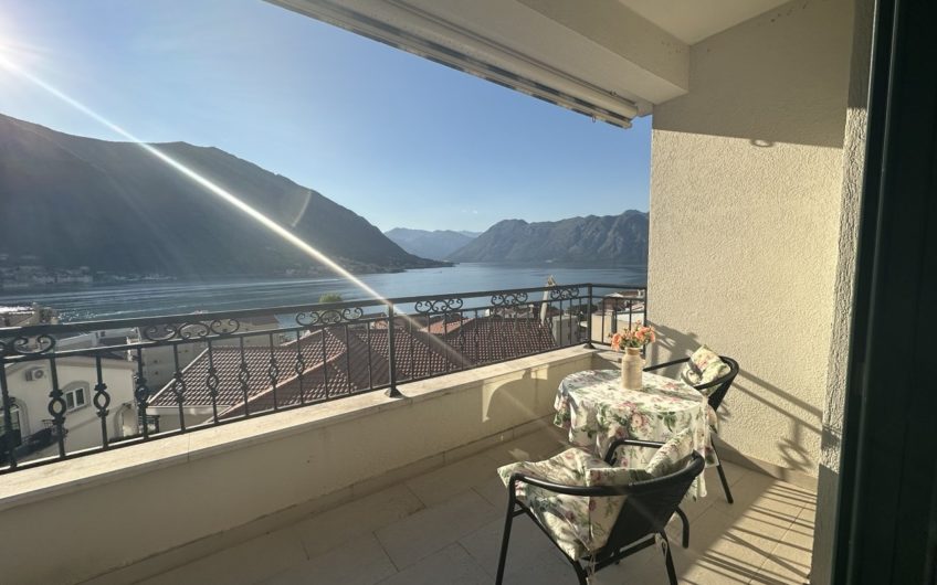 Dobrota – 2-bedroom apartment with garage