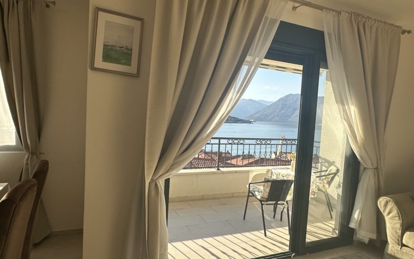 Dobrota – 2-bedroom apartment with garage