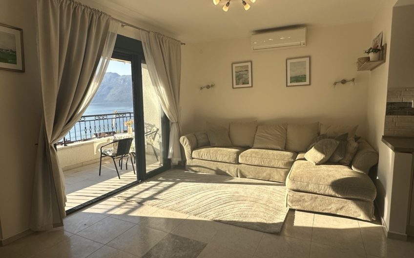 Dobrota – 2-bedroom apartment with garage