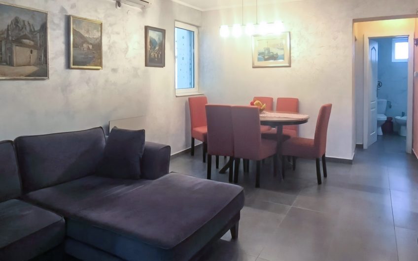 Two-bedroom apartment on the seafront in Dobrota