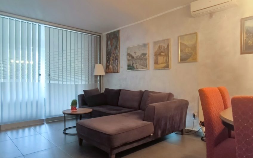 Two-bedroom apartment on the seafront in Dobrota