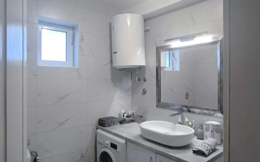 Two-bedroom apartment on the seafront in Dobrota