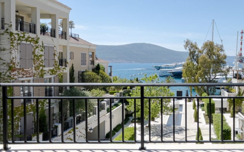 New 3-bedroom penthouse with a rooftop pool – Porto Montenegro