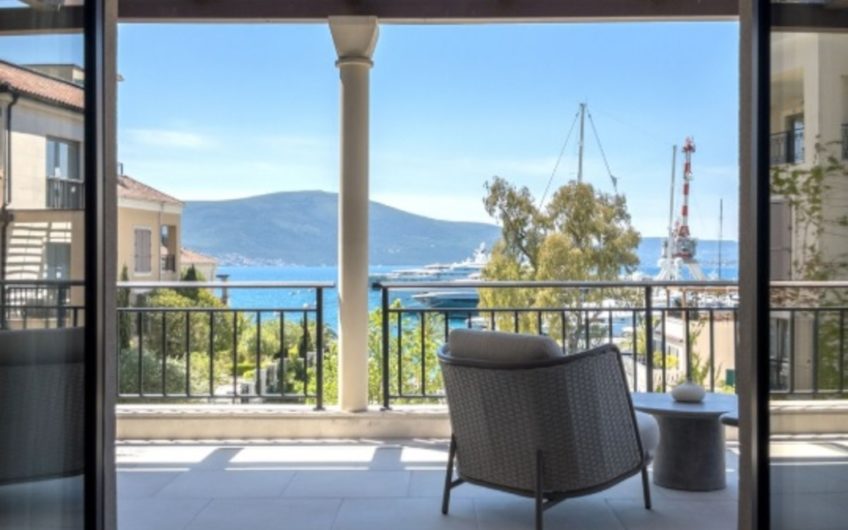 New 3-bedroom penthouse with a rooftop pool – Porto Montenegro