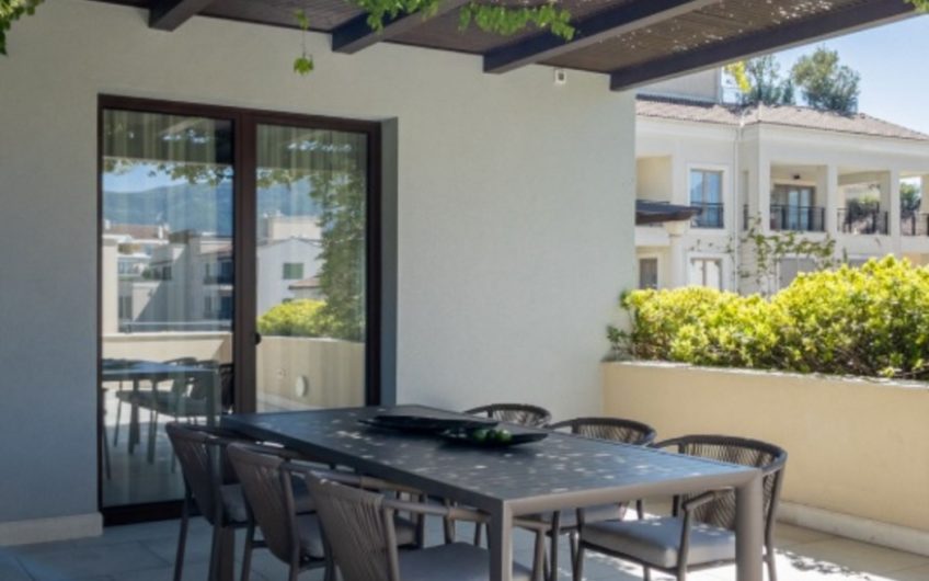 New 3-bedroom penthouse with a rooftop pool – Porto Montenegro
