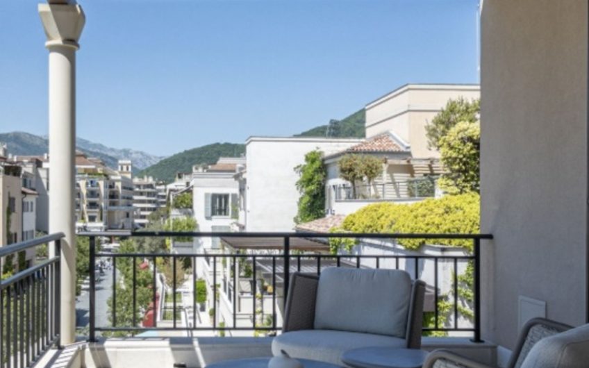 New 3-bedroom penthouse with a rooftop pool – Porto Montenegro