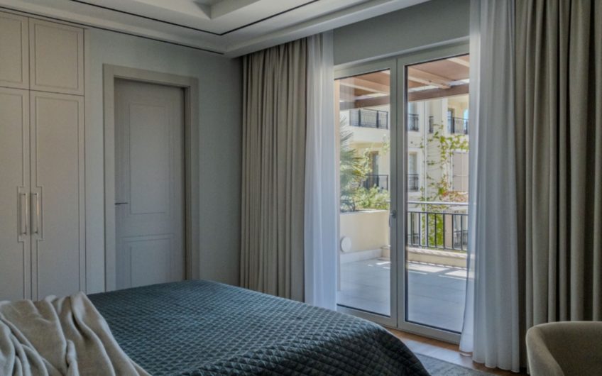 New 3-bedroom penthouse with a rooftop pool – Porto Montenegro