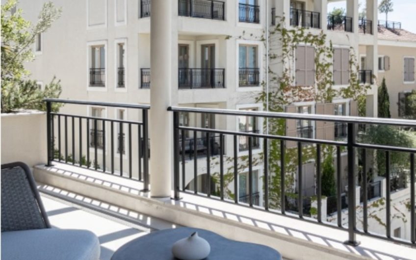 New 3-bedroom penthouse with a rooftop pool – Porto Montenegro