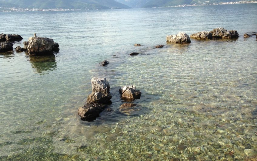 Seaside house in Lustica – right on the beach