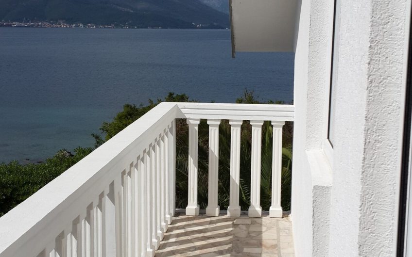 Seaside house in Lustica – right on the beach