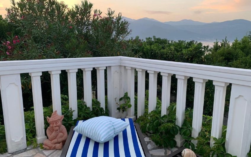 Seaside house in Lustica – right on the beach