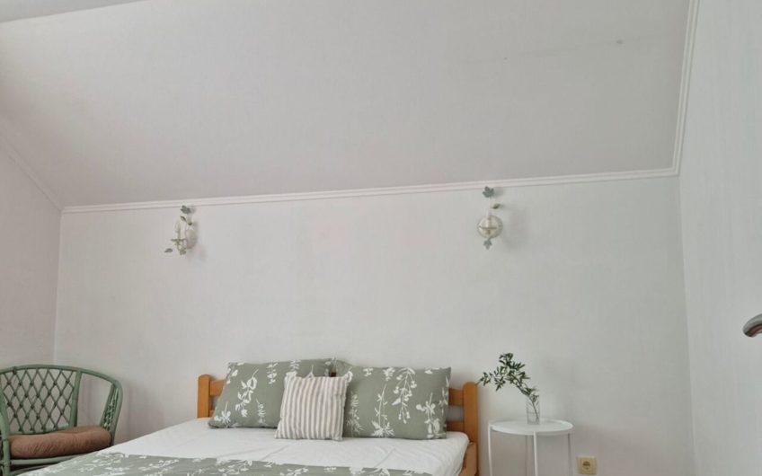 Seaside house in Lustica – right on the beach