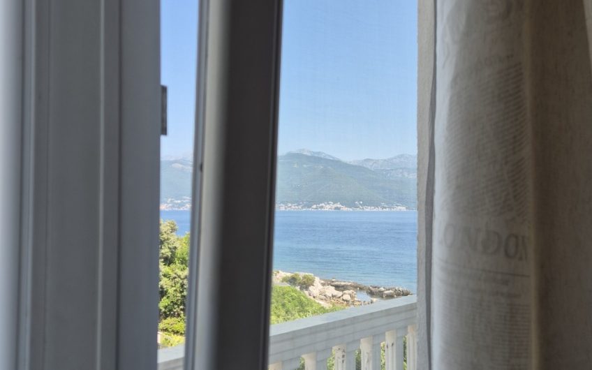 Seaside house in Lustica – right on the beach
