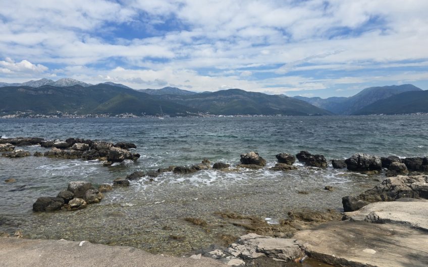 Seaside house in Lustica – right on the beach
