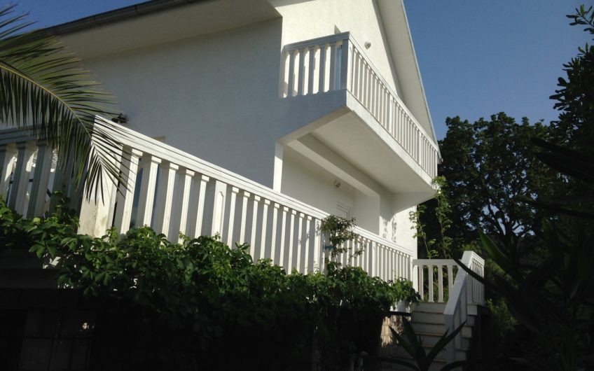 Seaside house in Lustica – right on the beach