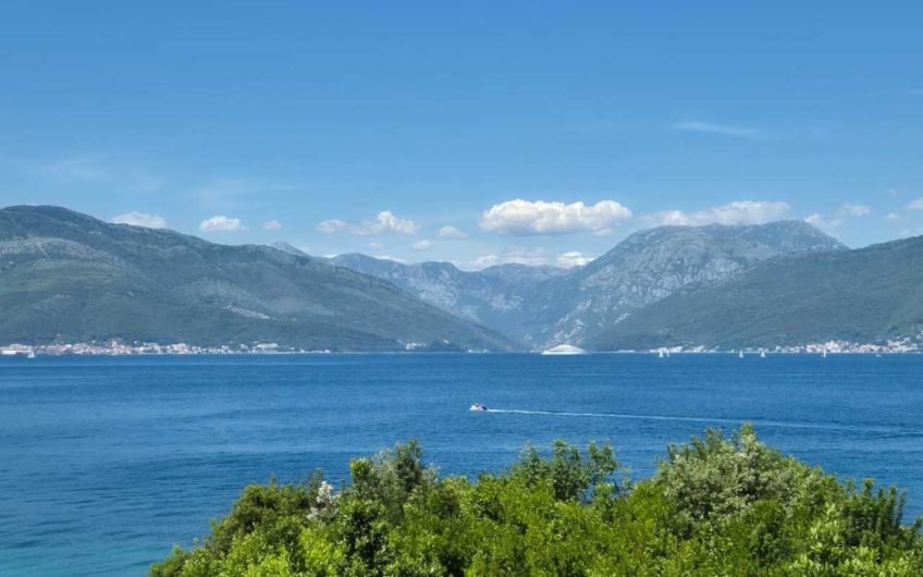 Seaside house in Lustica – right on the beach