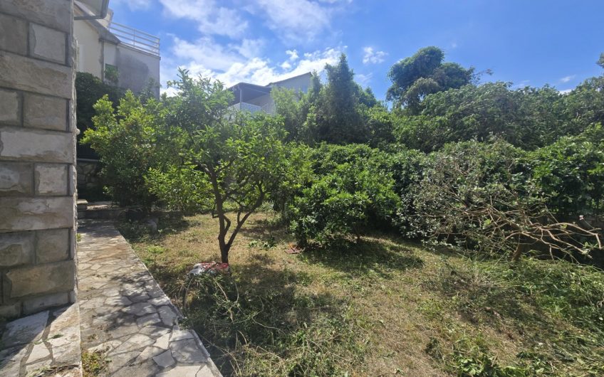Seaside house in Lustica – right on the beach
