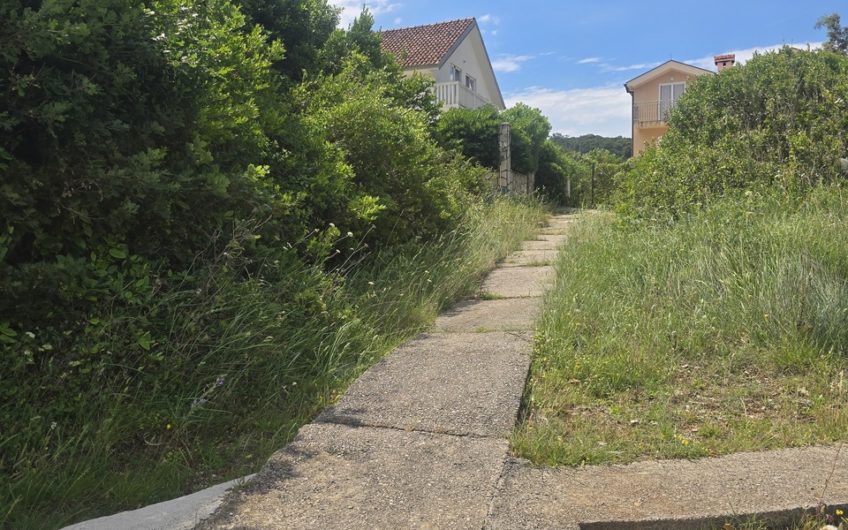Seaside house in Lustica – right on the beach