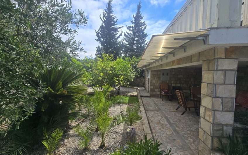 Seaside house in Lustica – right on the beach