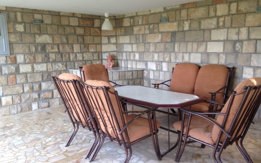 Seaside house in Lustica – right on the beach