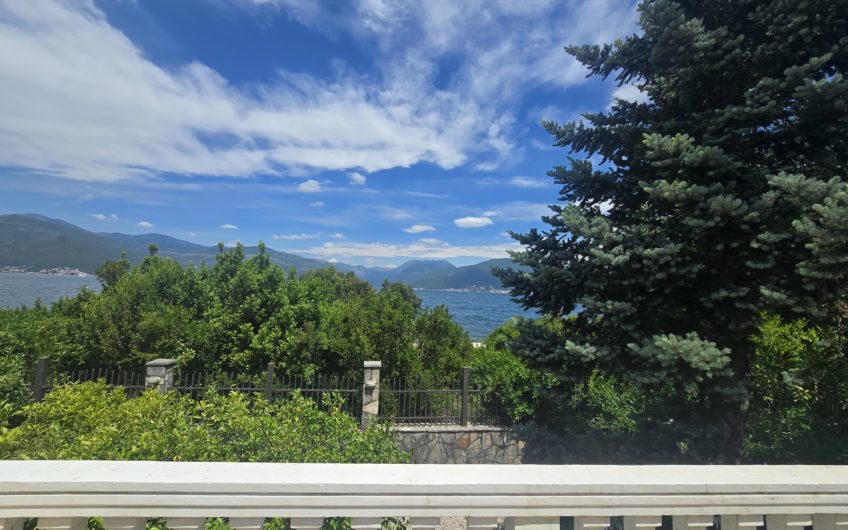 Seaside house in Lustica – right on the beach