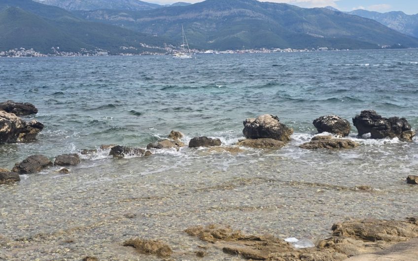 Seaside house in Lustica – right on the beach
