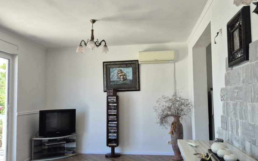 Seaside house in Lustica – right on the beach