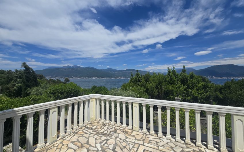 Seaside house in Lustica – right on the beach