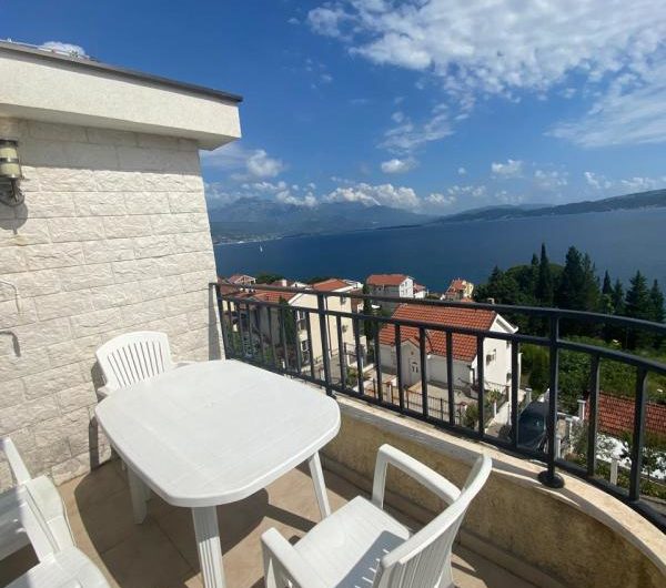 Two-bedroom apartment in Bijela – urgent sale – 158,000