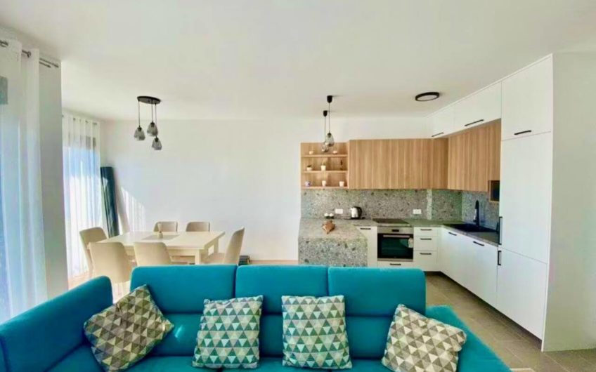 Spacious two-bedroom apartment with sea views and swimming pool