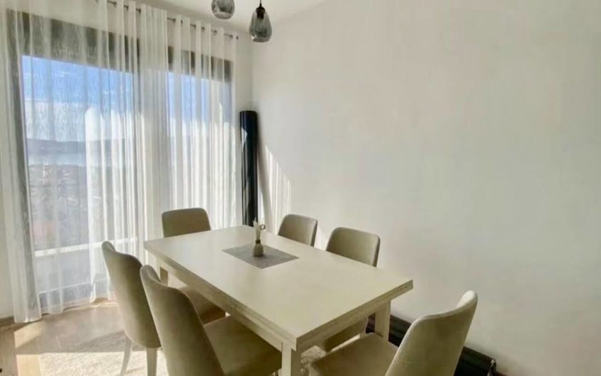Spacious two-bedroom apartment with sea views and swimming pool