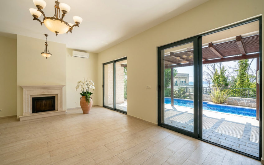 Villa with panoramic views within walking distance of the sea