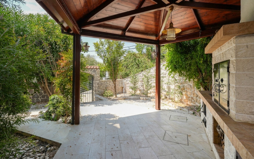Villa with panoramic views within walking distance of the sea
