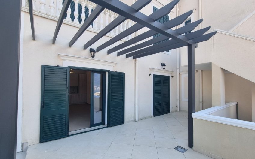 Dobrota – Two-bedroom apartment with sea view in a complex with a swimming pool