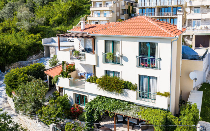 Villa with panoramic views within walking distance of the sea