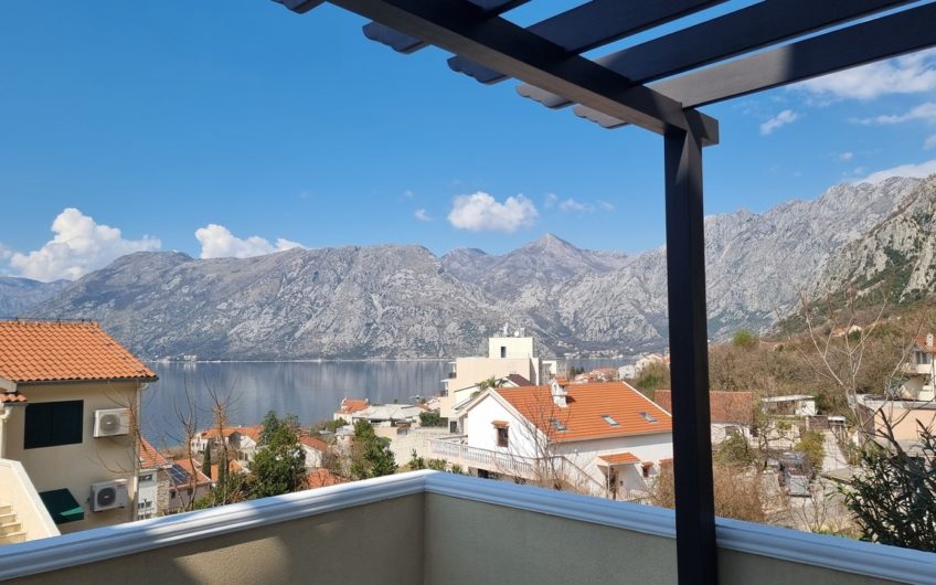 Dobrota – Two-bedroom apartment with sea view in a complex with a swimming pool
