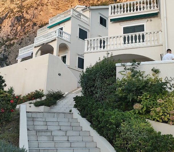 Dobrota – Two-bedroom apartment with sea view in a complex with a swimming pool