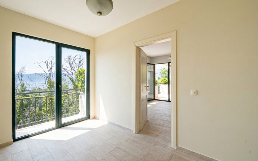 Villa with panoramic views within walking distance of the sea
