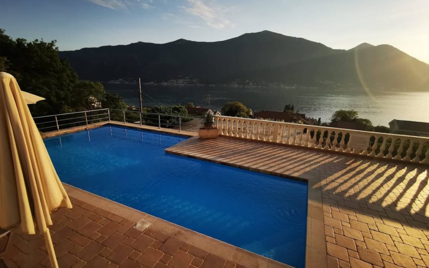 Dobrota – Two-bedroom apartment with sea view in a complex with a swimming pool