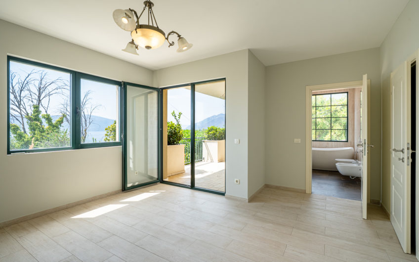 Villa with panoramic views within walking distance of the sea