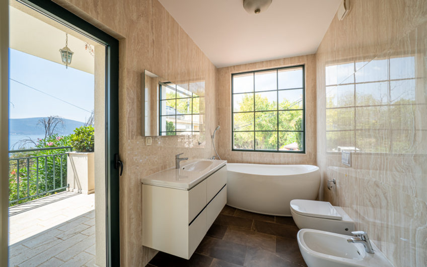 Villa with panoramic views within walking distance of the sea