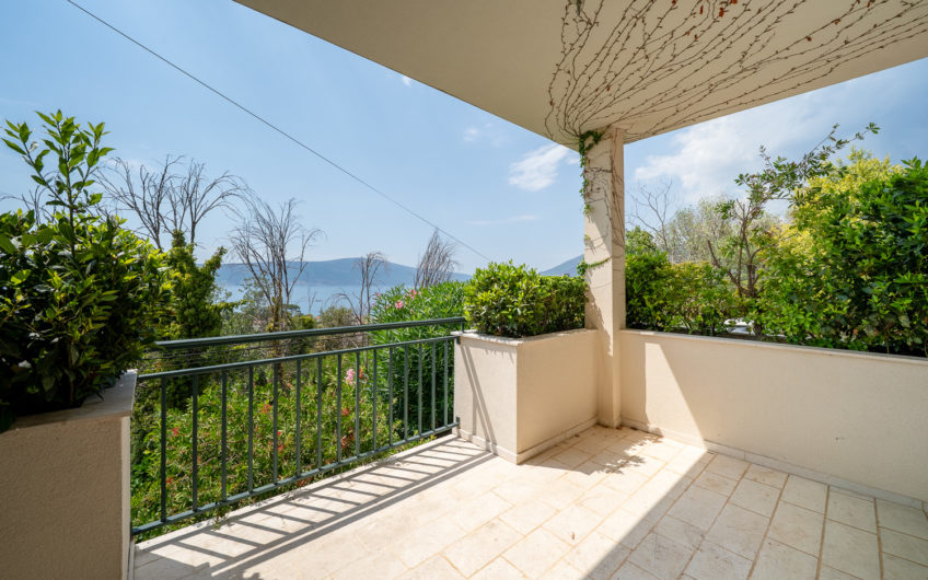 Villa with panoramic views within walking distance of the sea