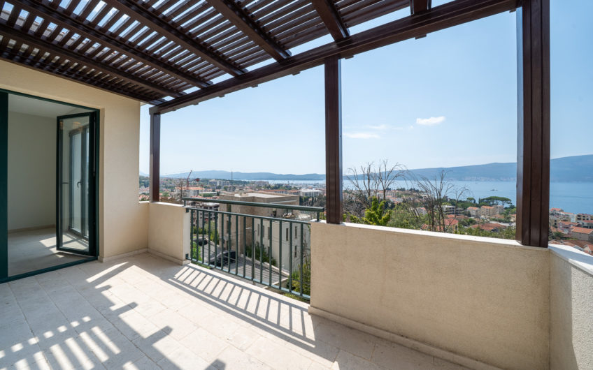 Villa with panoramic views within walking distance of the sea