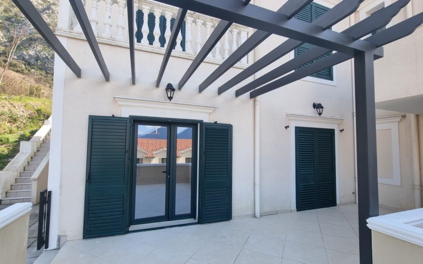 Dobrota – Two-bedroom apartment with sea view in a complex with a swimming pool