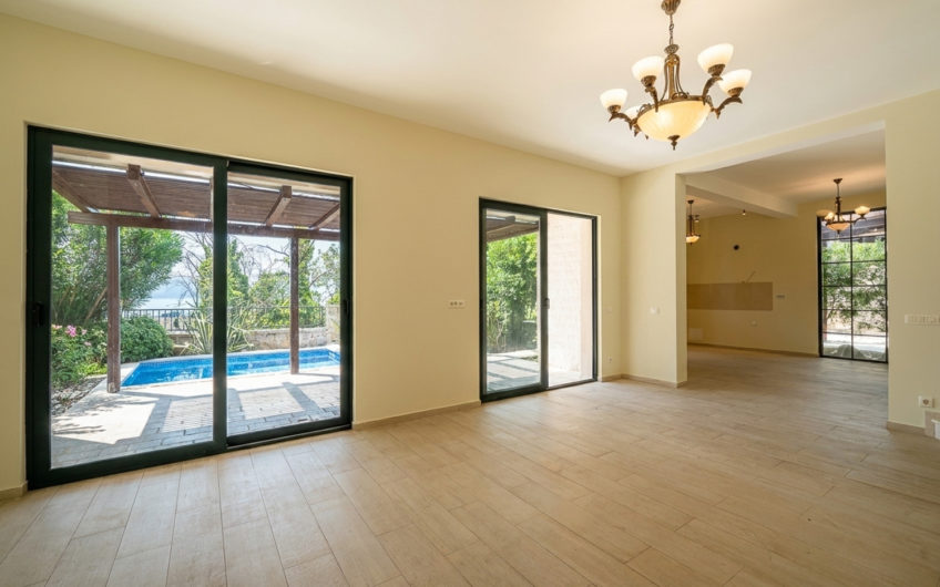 Villa with panoramic views within walking distance of the sea